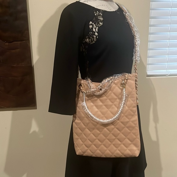 Tan with a long chain strap and pearl and short chain strap - Picture 6 of 7